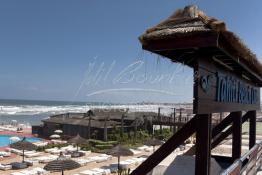 Image du Maroc Professionnelle de  Tahiti Beach Club piscines privées sur la corniche de Aïn Diab à Casablanca. Casablancais et visiteurs se dirigent vers la corniche quand la météo est favorable à la baignade. A une époque pas si lointaine plusieurs piscine’s fleurissent sur  cette corniche  toutes, plus sportives, plus élitistes les unes que les autres. Elles étaient même plus nombreuses qu’aujourd’hui certaines ont disparu comme les sables d’or, la piscine municipale Georges Orthlieb etc… Au fond le phare d'El Hank. Lundi  7 Juillet 2009. (Photo / Abdeljalil Bounhar)
 